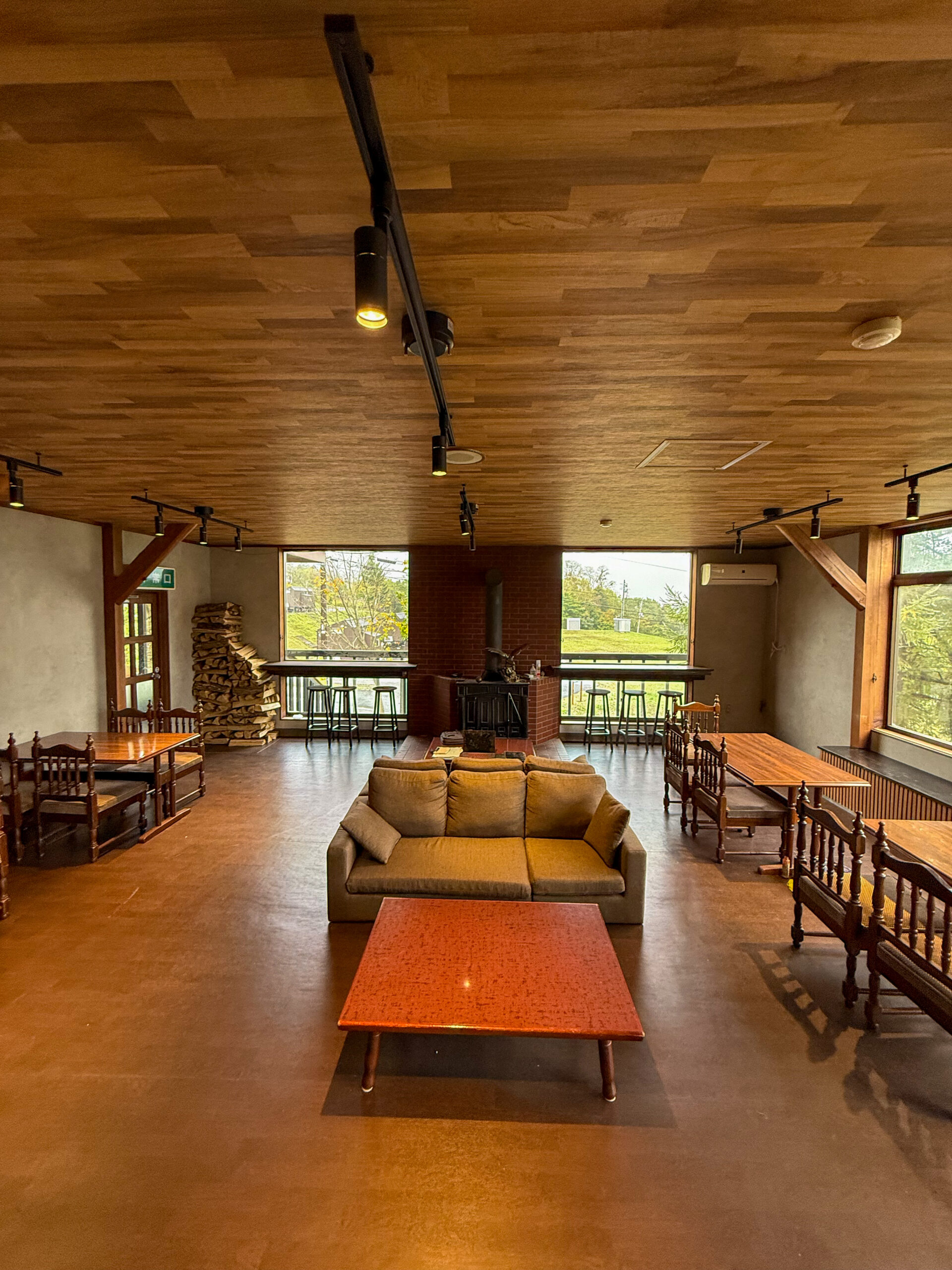 Lounge Bar & Fireplace